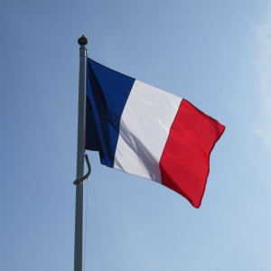 Bandera de Francia sobre fondo azul cielo